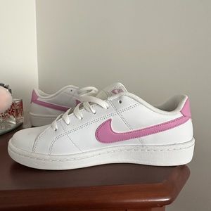 Nike court royale 2 sneakers in pink